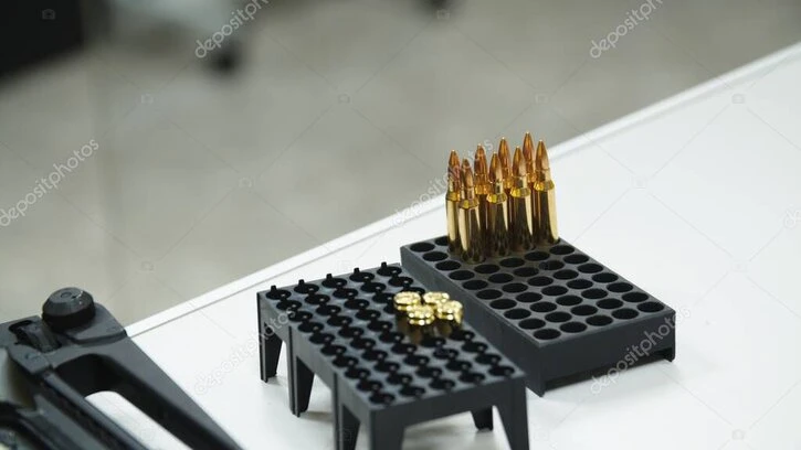 Persona leyendo instrucciones de un producto de autodefensa